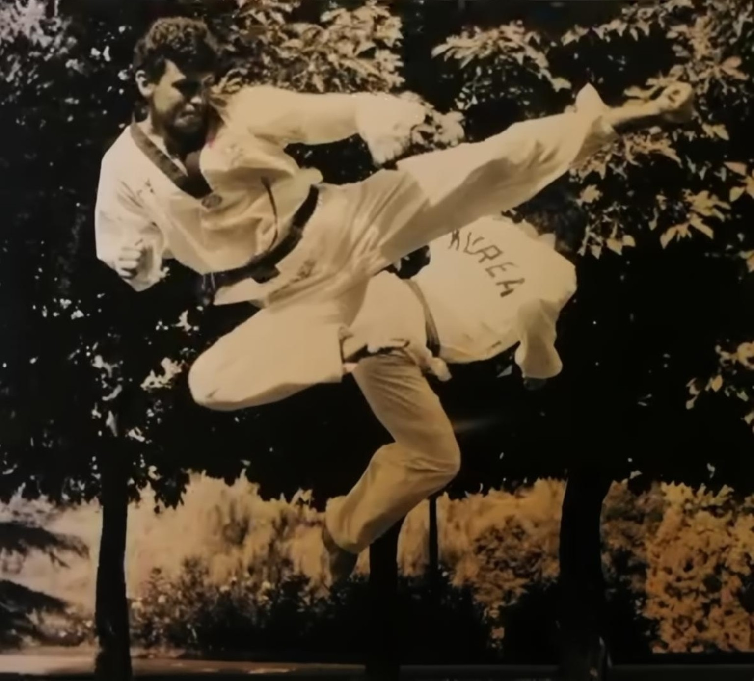 Santiago Zapico realizando una patada en salto